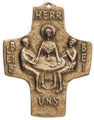 Bronzekreuz mit Emmaus-Motiv. 